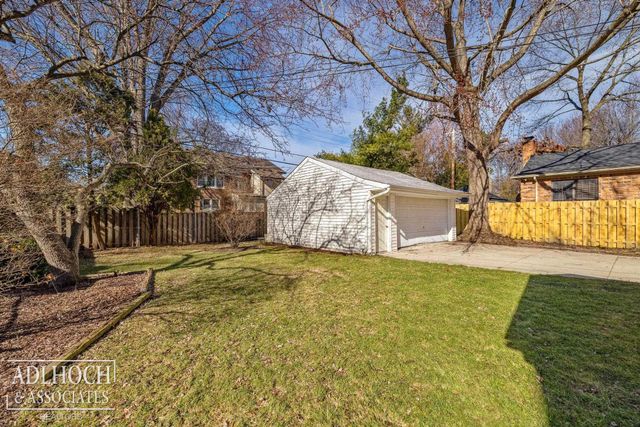 883 Lakepointe Street, Grosse Pointe, MI 48230