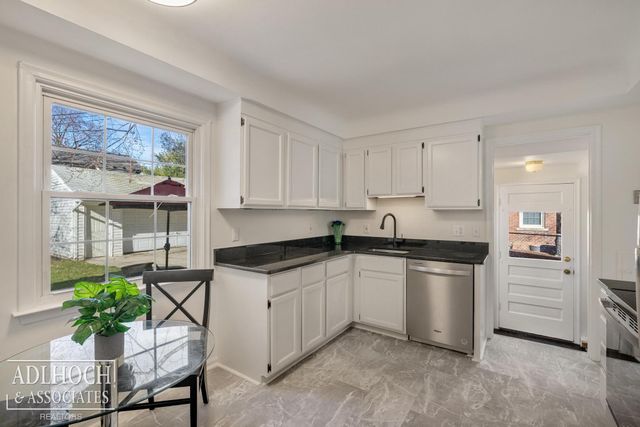 883 Lakepointe Street, Grosse Pointe, MI 48230