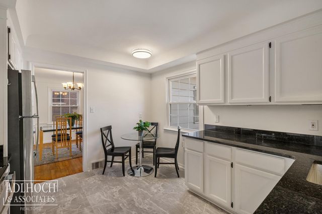 883 Lakepointe Street, Grosse Pointe, MI 48230