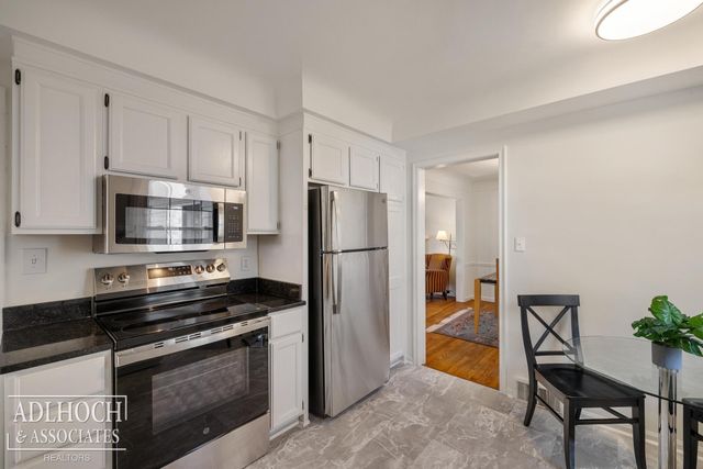 883 Lakepointe Street, Grosse Pointe, MI 48230