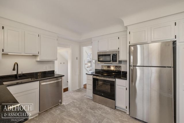 883 Lakepointe Street, Grosse Pointe, MI 48230