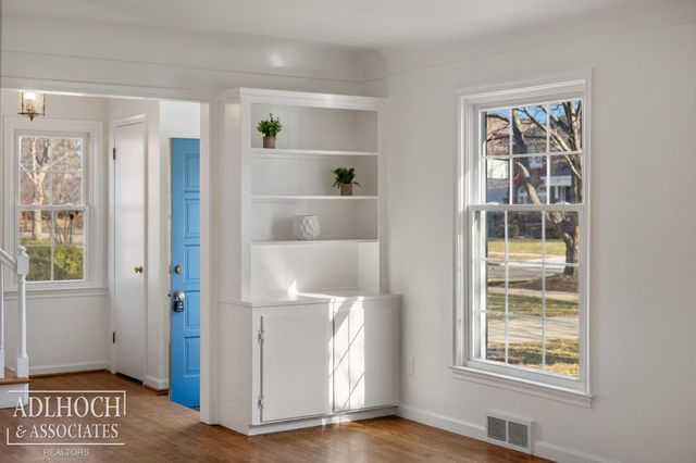 883 Lakepointe Street, Grosse Pointe, MI 48230