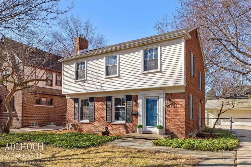 883 Lakepointe Street, Grosse Pointe, MI 48230