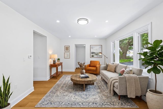 90 W Carpenter St, Attleboro, MA 02703