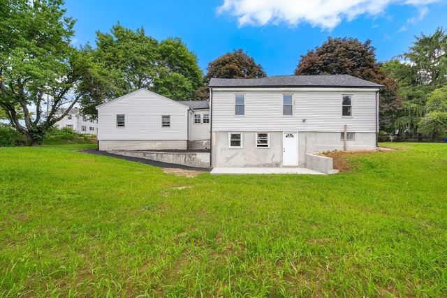 90 W Carpenter St, Attleboro, MA 02703