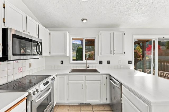 9104 N Farmdale St, Spokane, WA 99208