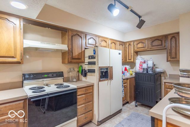 2280 Woodsway Drive, Greenwood, IN 46143