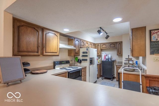 2280 Woodsway Drive, Greenwood, IN 46143