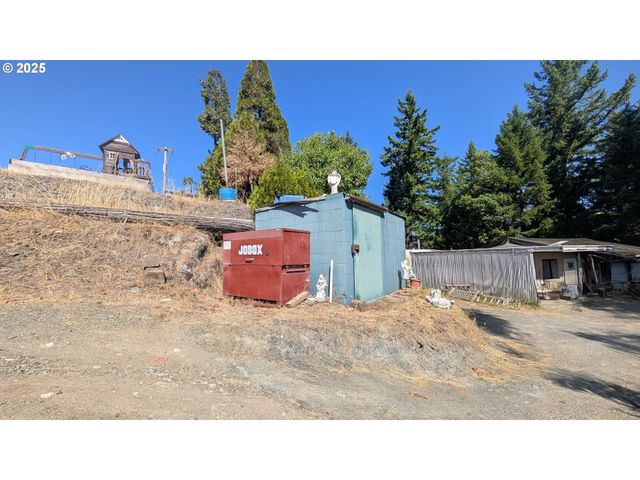 900 OLD CABIN Dr, Glide, OR 97443