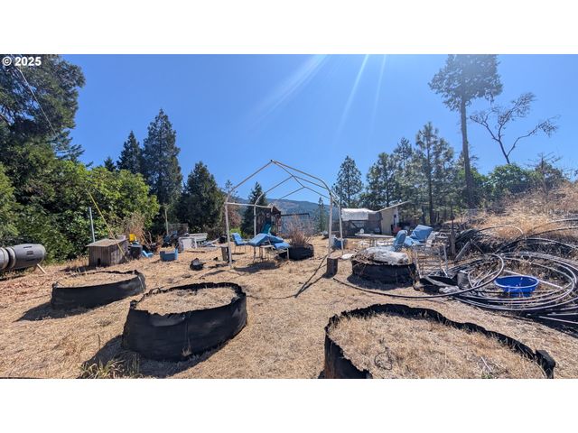 900 OLD CABIN Dr, Glide, OR 97443