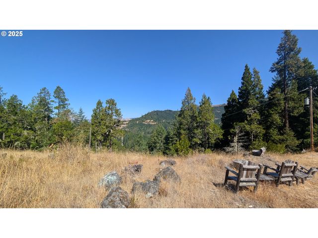 900 OLD CABIN Dr, Glide, OR 97443