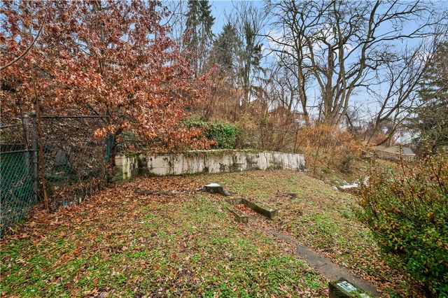 2520 Starkamp Street, Brookline, PA 15226