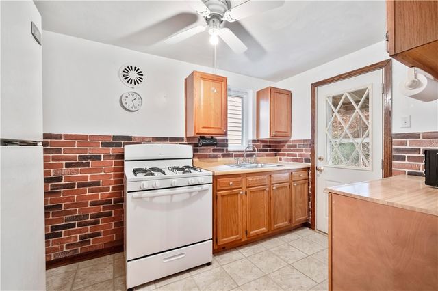 2520 Starkamp Street, Brookline, PA 15226