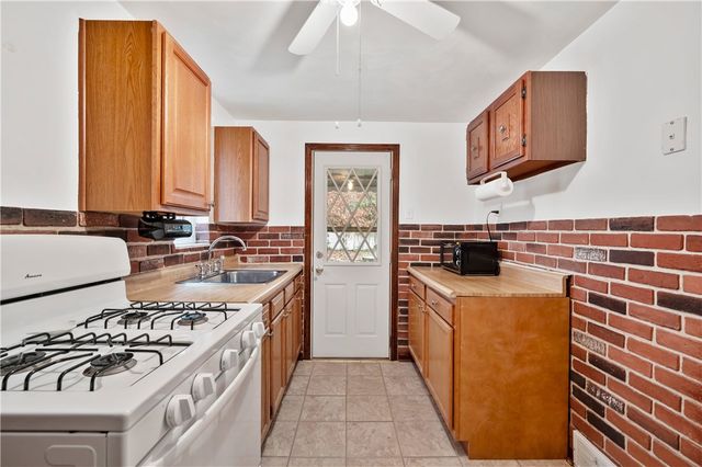 2520 Starkamp Street, Brookline, PA 15226