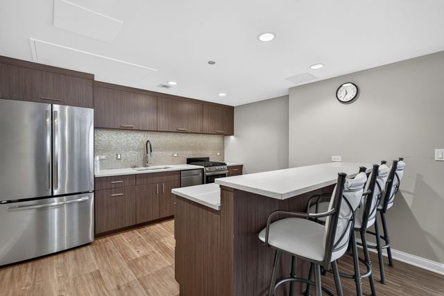25 E Superior Street 1006, Chicago, IL 60611