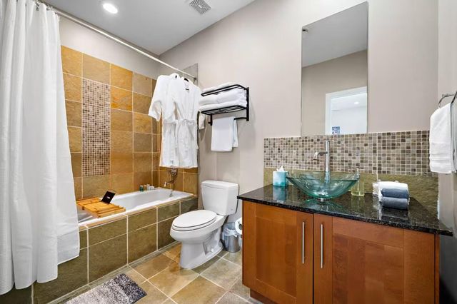 5630 Kiam Street B, Houston, TX 77007