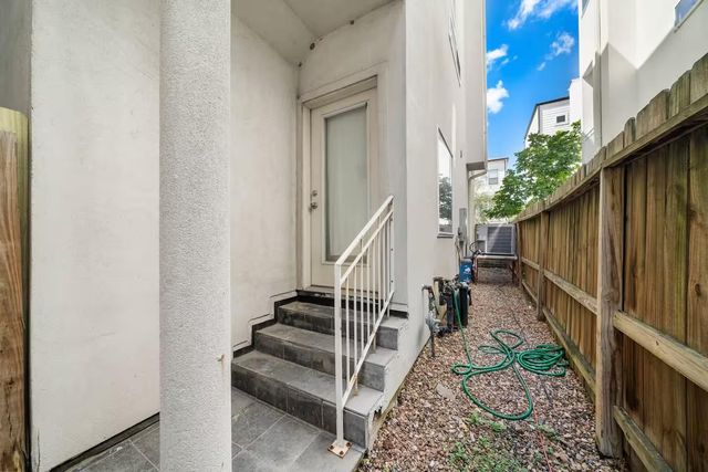 5630 Kiam Street B, Houston, TX 77007