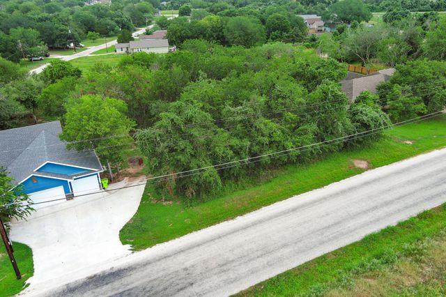 1331 Lovers LN, Bastrop, TX 78602