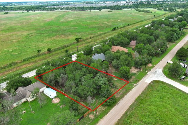 1331 Lovers LN, Bastrop, TX 78602