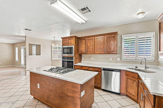 6076 LOS SIGLOS Drive, El Paso, TX 79912