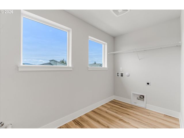 374 W MAPLE St, Washougal, WA 98671