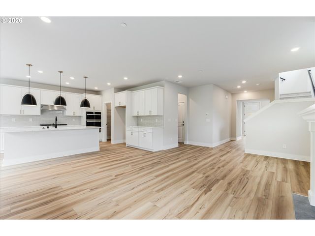 374 W MAPLE St, Washougal, WA 98671