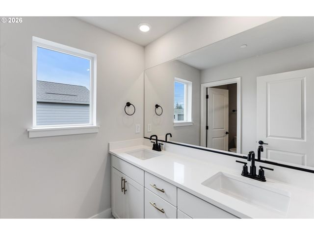 374 W MAPLE St, Washougal, WA 98671