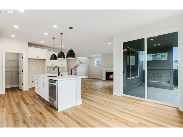 374 W MAPLE St, Washougal, WA 98671
