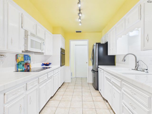 10 FAWNWOOD COURT, Wichita Falls, TX 76310