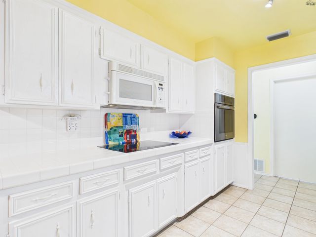 10 FAWNWOOD COURT, Wichita Falls, TX 76310