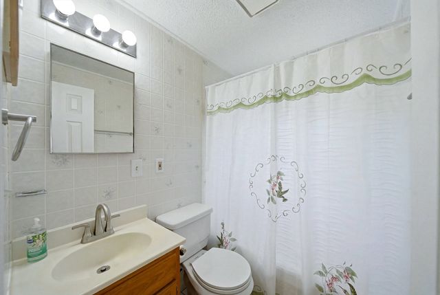 4 Bunker Hill Rd, Leicester, MA 01524