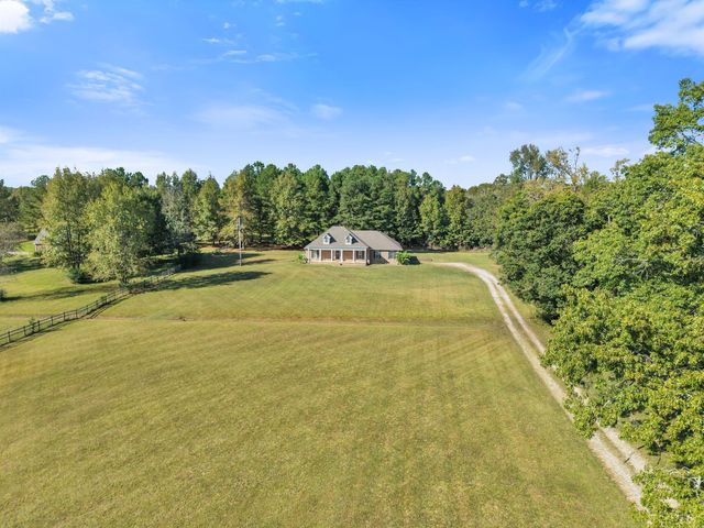 2044 Old Blacktop Road, Mc Ewen, TN 37101