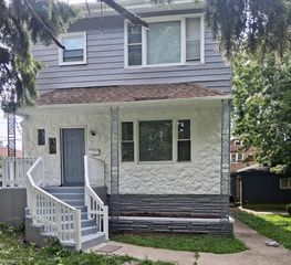 8518 S Muskegon Avenue, Chicago, IL 60617