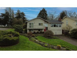 799 WOODCREST Dr, Springfield, OR 97477