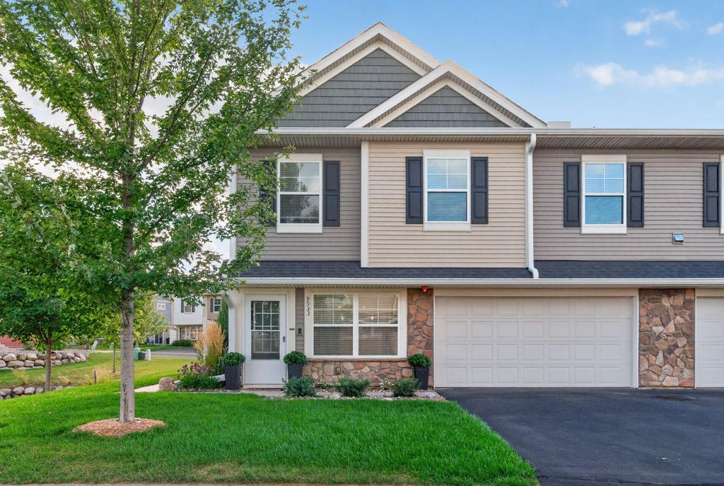 9933 5th St Lane N, Lake Elmo, MN 55042 — exterior