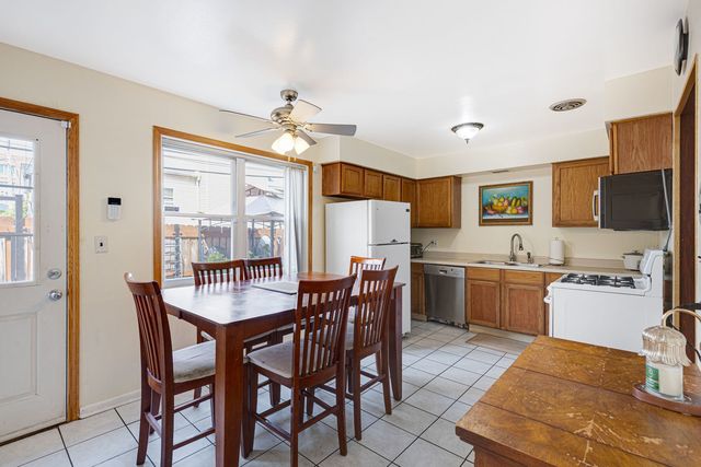 1727 W Estes Avenue C, Chicago, IL 60626