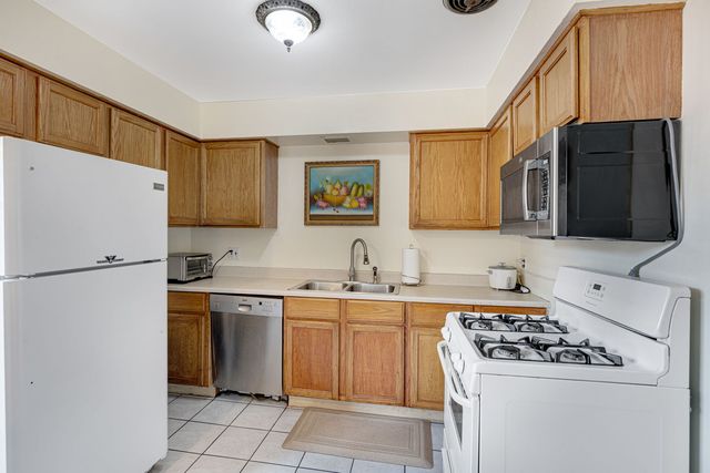 1727 W Estes Avenue C, Chicago, IL 60626