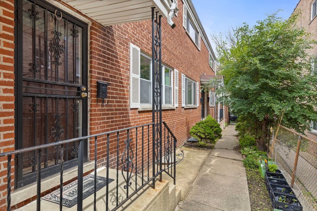 1727 W Estes Avenue C, Chicago, IL 60626