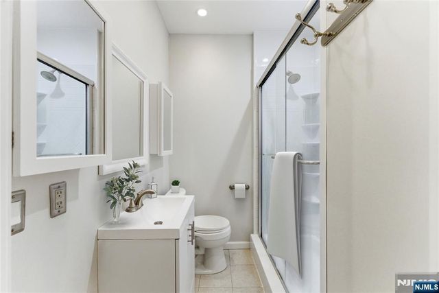 211 14th Street 3R, Hoboken, NJ 07030