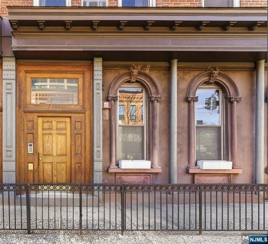 211 14th Street 3R, Hoboken, NJ 07030