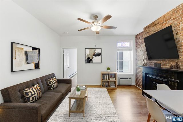 211 14th Street 3R, Hoboken, NJ 07030