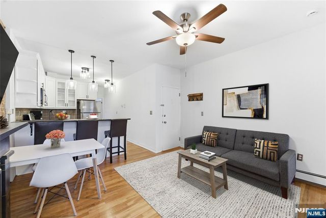 211 14th Street 3R, Hoboken, NJ 07030