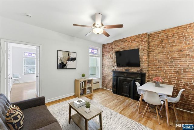 211 14th Street 3R, Hoboken, NJ 07030