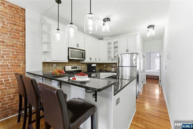 211 14th Street 3R, Hoboken, NJ 07030