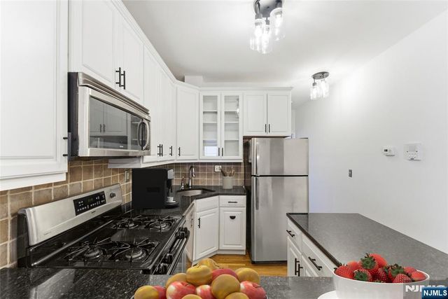 211 14th Street 3R, Hoboken, NJ 07030
