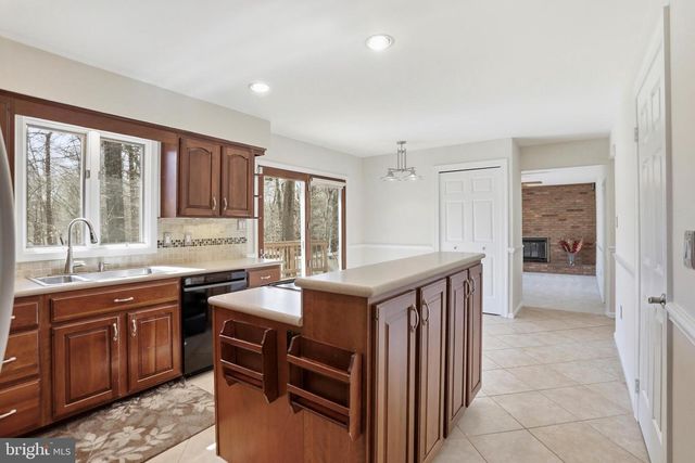 9202 ROCKEFELLER LN, Springfield, VA 22153