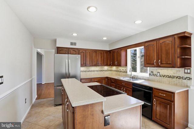 9202 ROCKEFELLER LN, Springfield, VA 22153