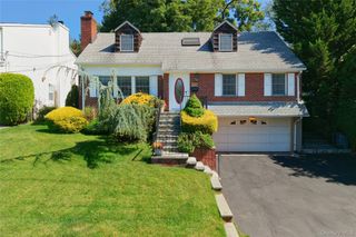 300 Bayview Avenue, Manhasset, NY 11030