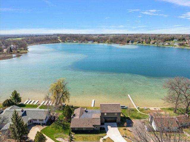 12475 Oakwood Shores Street, Wayland, MI 49348