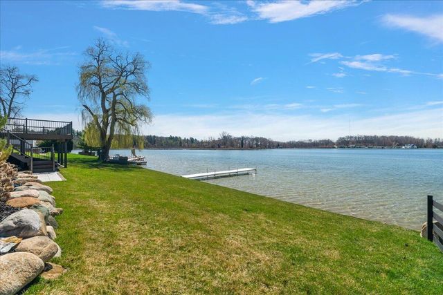 12475 Oakwood Shores Street, Wayland, MI 49348